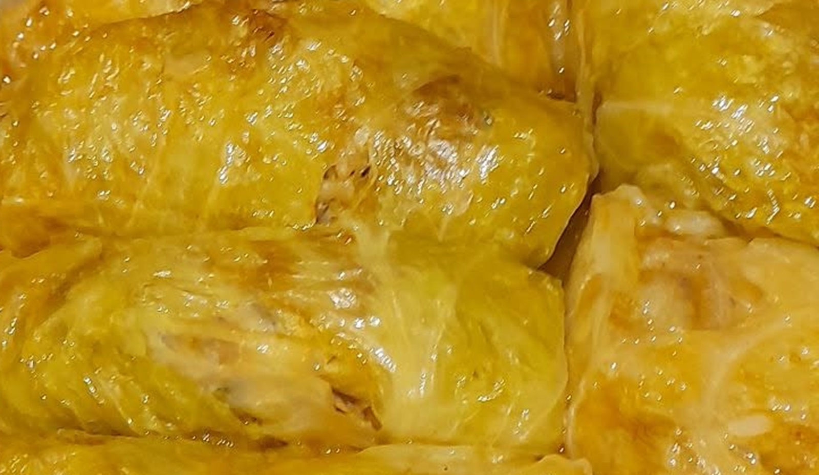 Рецепта - Домашни „Гушки“ в глинен гювеч: Огромни сарми с кълцано шарено месо и праз (без никакво пържене)
