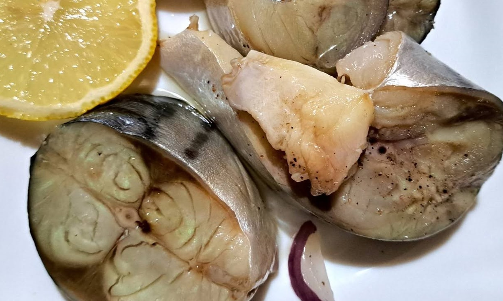 Рецепта - Домашна маринована скумрия в буркани с препържено олио